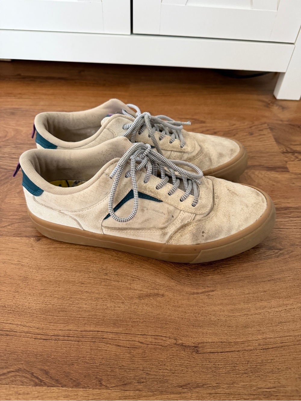 Airwalk Men's Low-Top Sneakers in Beige with Gum Sole and Teal Accents